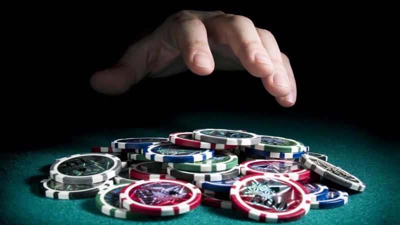 Quan sát đối thủ để quyết định có nên đánh bluff trong poker hay không